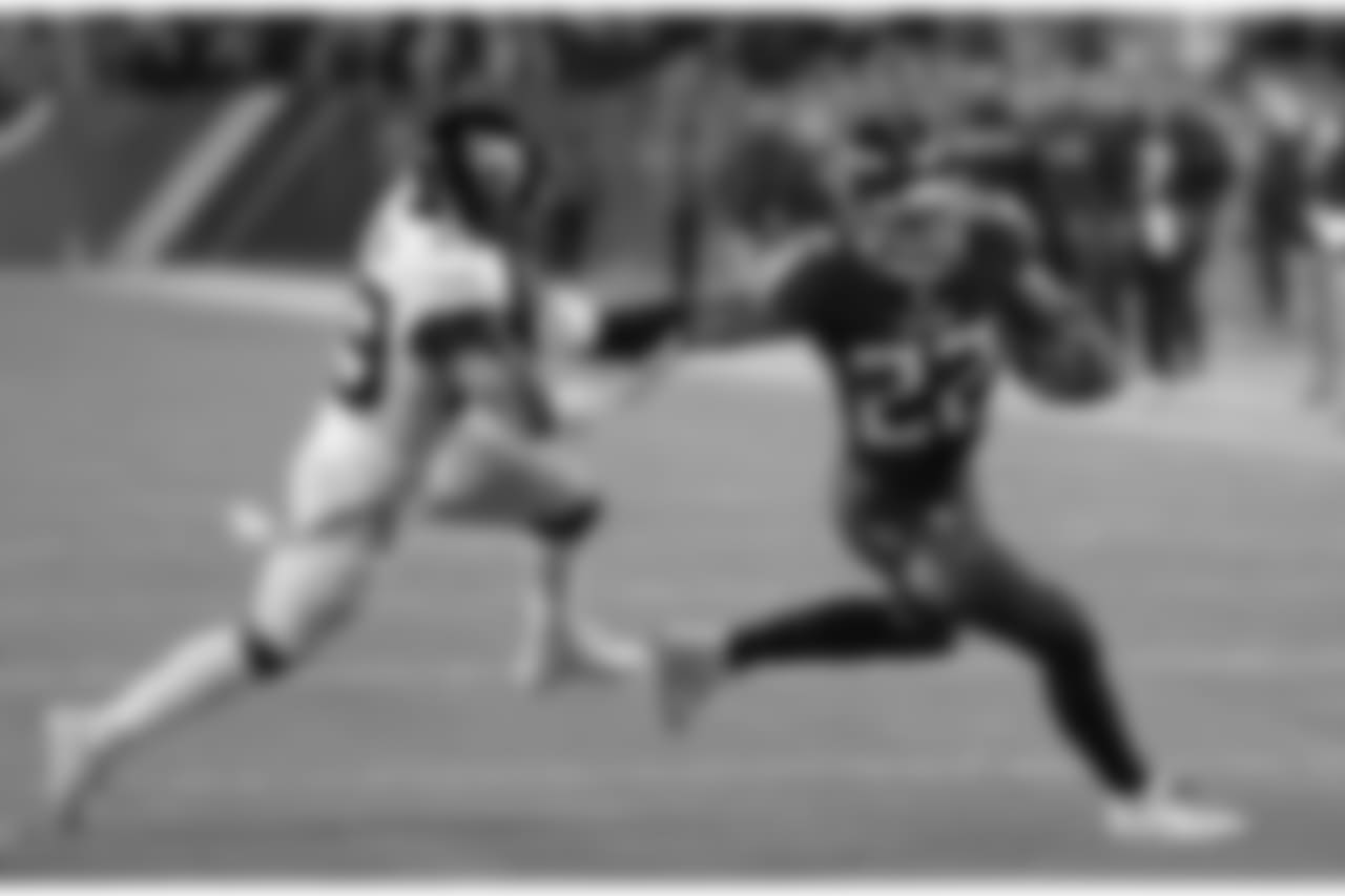 El running back de los Titans de Tennessee, Derrick Henry (22), corre y desplaza con un brazo al safety de los Jaguars de Jacksonville, Tashaun Gipson (39), durante la segunda mitad de un juego de la NFL, el jueves 6 de diciembre de 2018, en Nashville, Tennessee. (AP Photo/James Kenney)