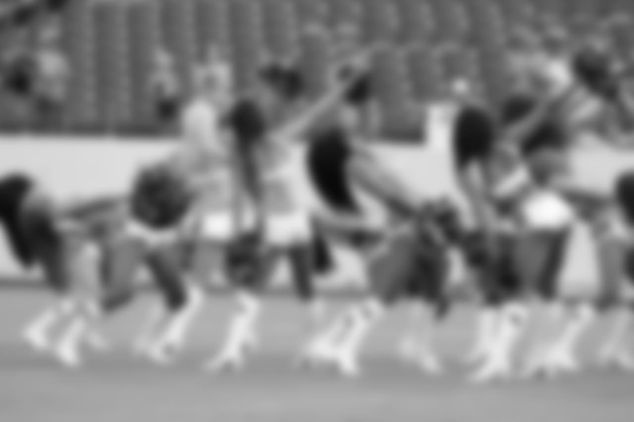 cheerleaders-180814-scrimmage241529
