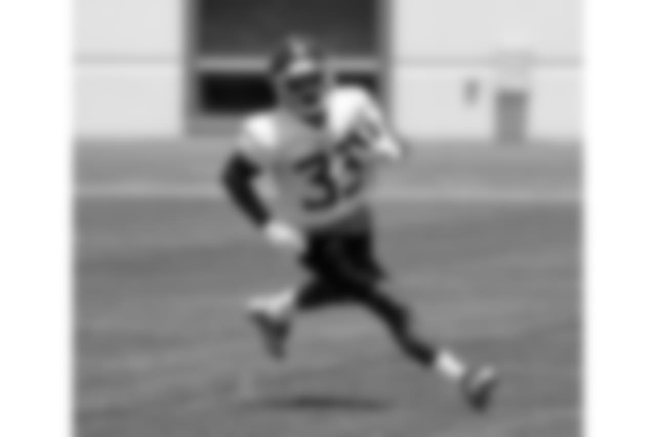 Tennessee Titans running back Dion Lewis runs a drill during an organized team activity at the Titans' NFL football training facility Tuesday, June 5, 2018, in Nashville, Tenn. (AP Photo/Mark Humphrey)