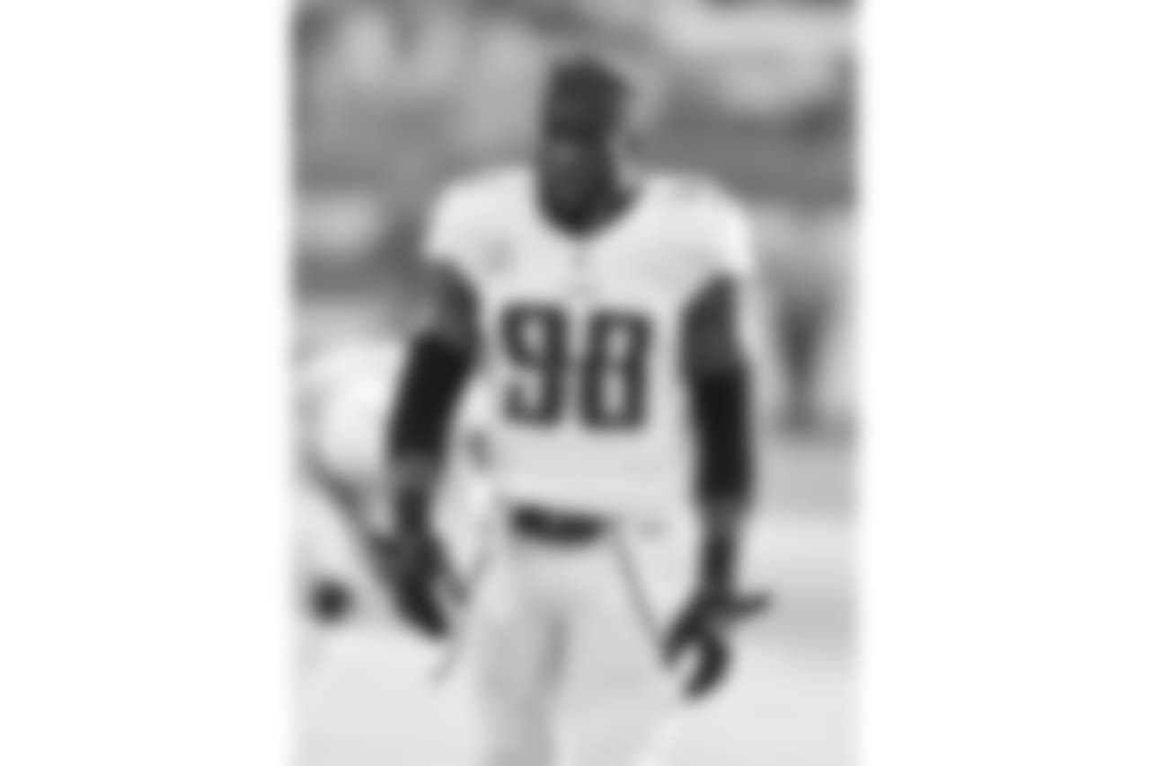 Tennessee Titans outside linebacker Brian Orakpo (98) before a week 14 NFL football game against the New York Jets on December 13, 2015 in East Rutherford, NJ. (Evan Pinkus via AP)
