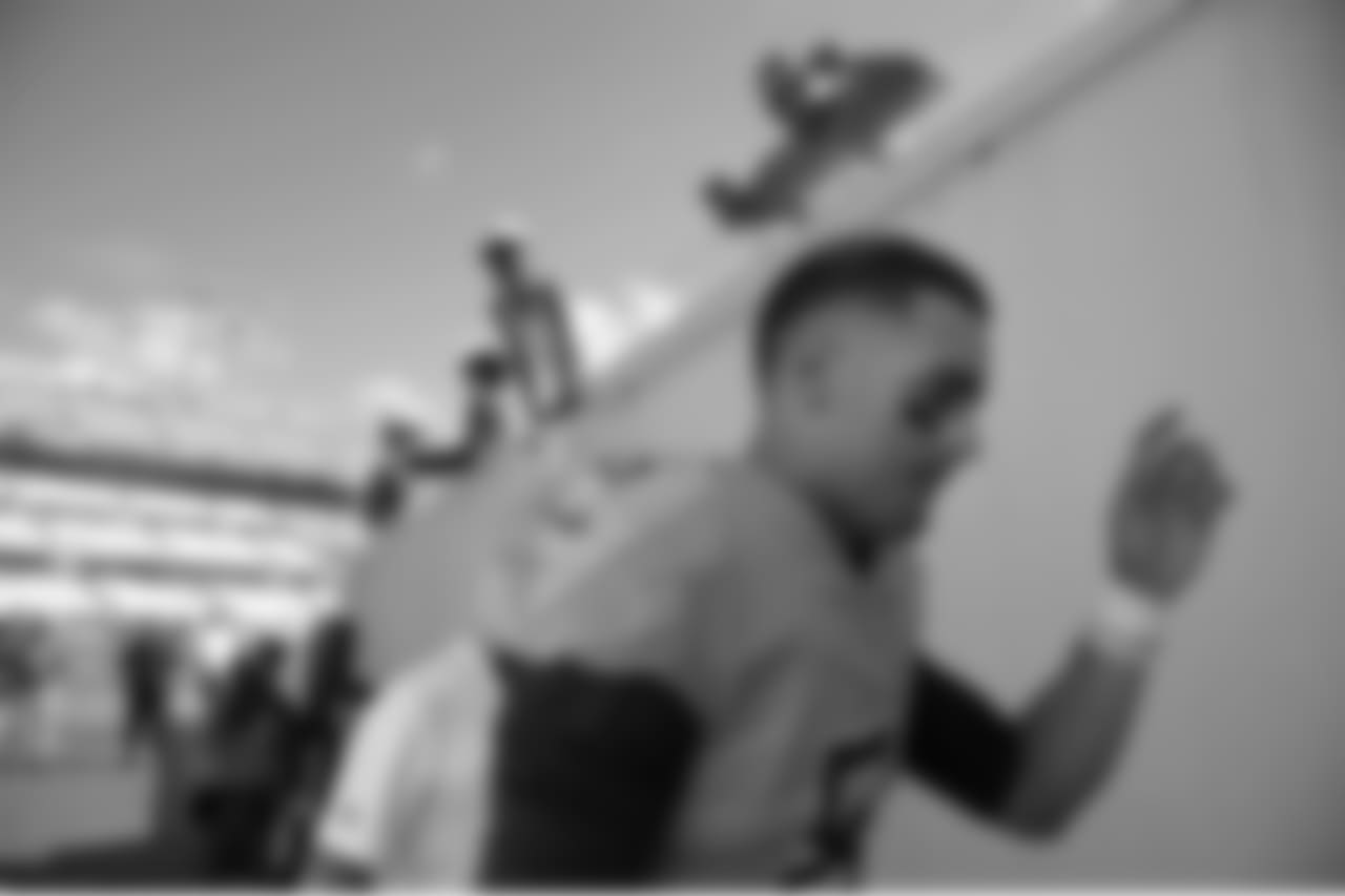 Tennessee Titans quarterback Marcus Mariota (8) acknowledges fans while leaving the field after an NFL football game against the Jacksonville Jaguars Sunday, Sept. 23, 2018, in Jacksonville, Fla. The Titans won 9-6. (AP Photo/Phelan M. Ebenhack)