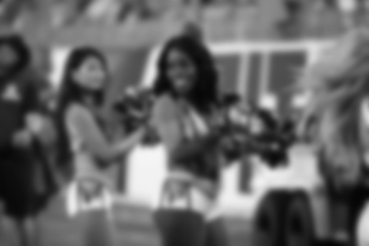 titans2018bucscheer244476