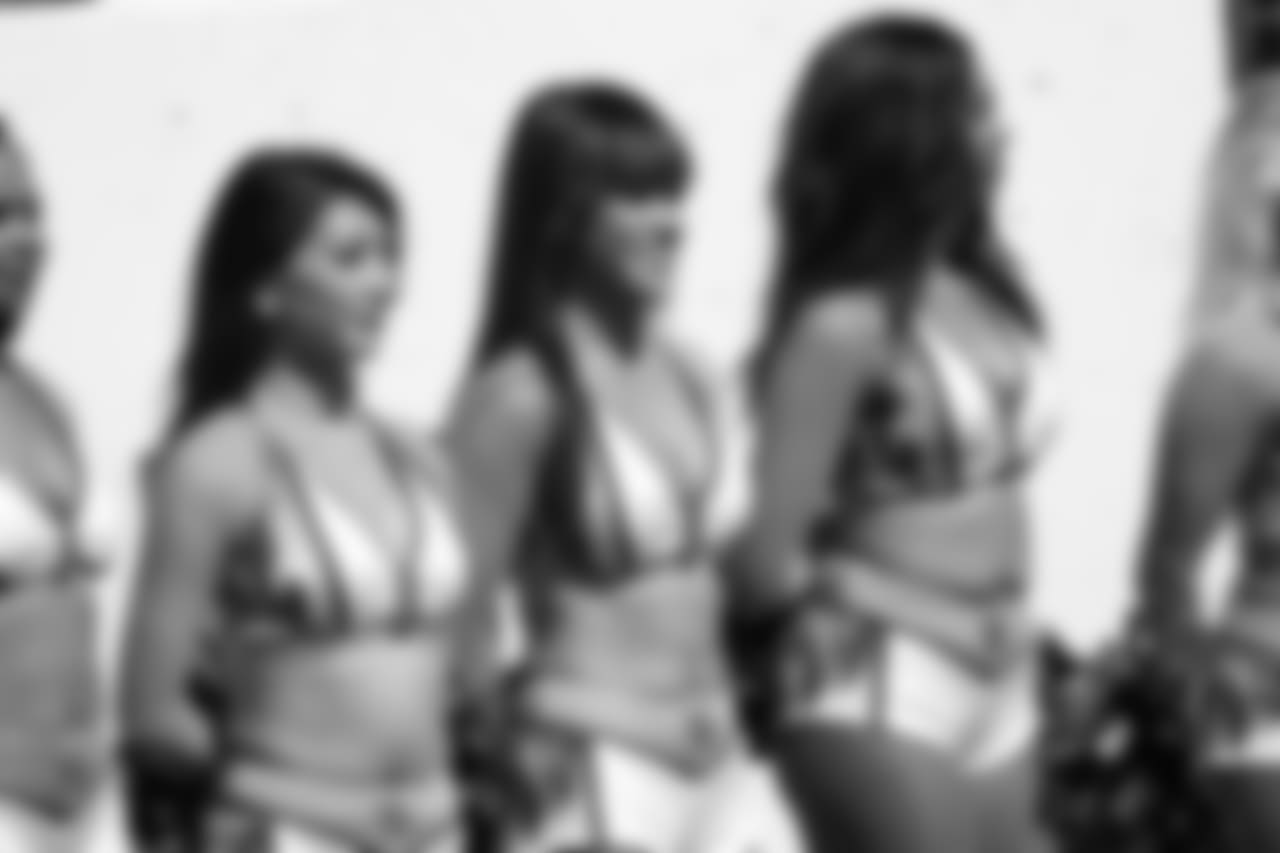 cheerleaders-180814-scrimmage241500