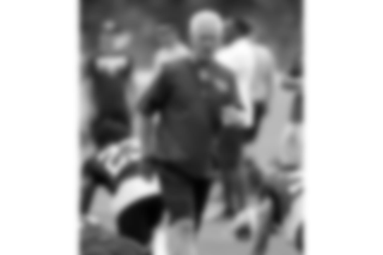 Tennessee Titans secondary coach Kerry Coombs watches as players warm up during NFL football minicamp Wednesday, June 13, 2018, in Nashville, Tenn. (AP Photo/Mark Humphrey)