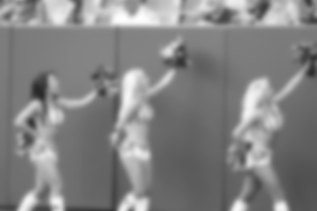 cheerleaders-180814-scrimmage241539
