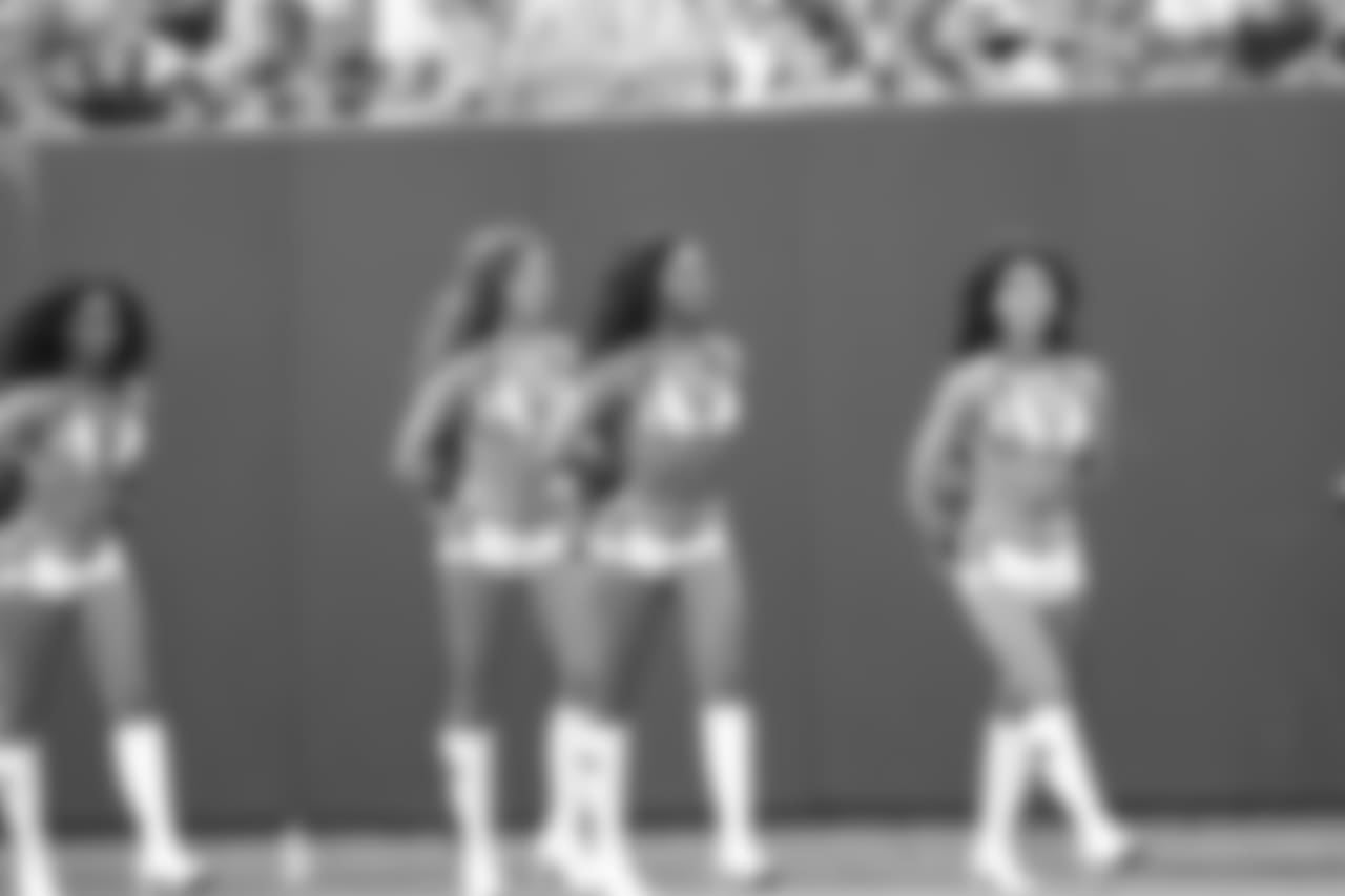 cheerleaders-180814-scrimmage241531