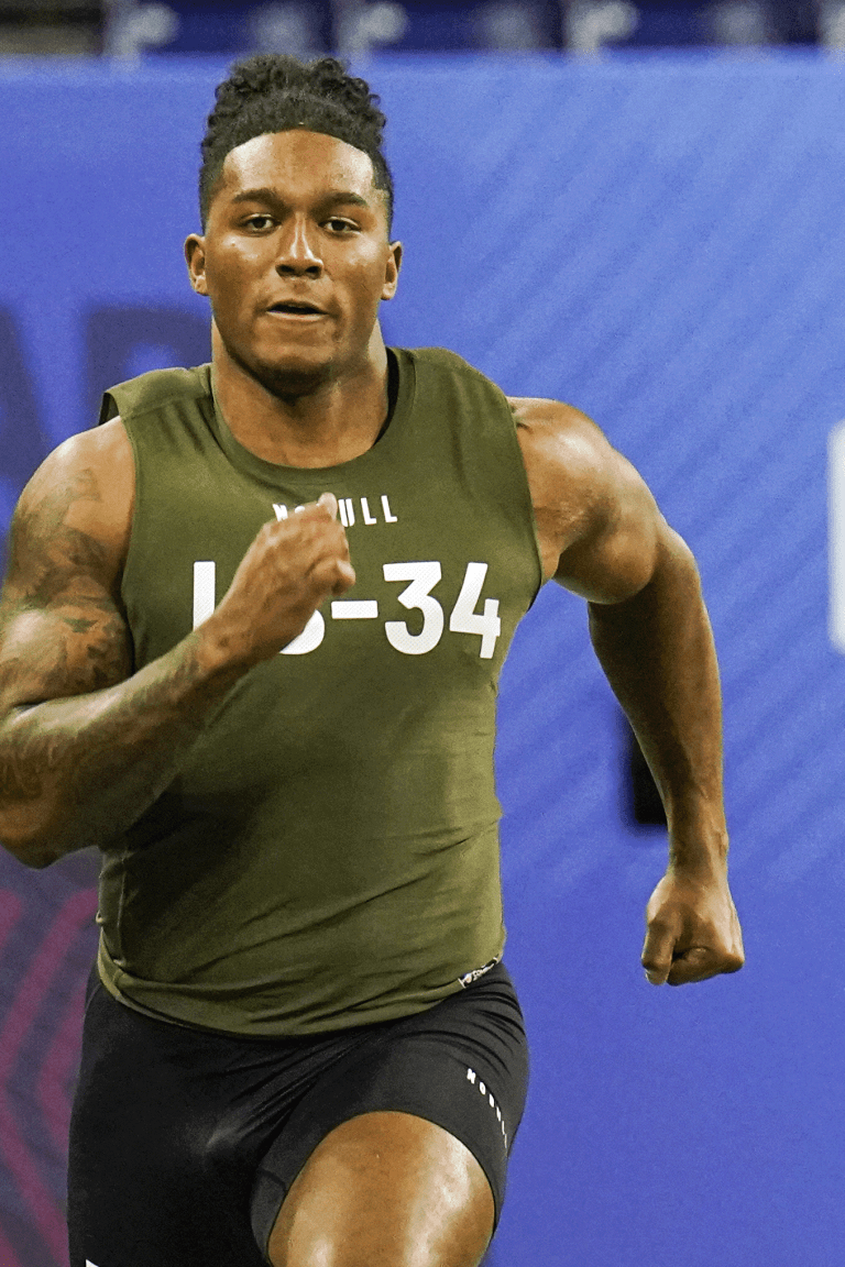 San Francisco 49ers linebacker Dee Winters (53) signals during an NFL  football game against the Denver Broncos, Saturday, Aug 19, 2023, in Santa  Clara, Calif. (AP Photo/Scot Tucker Stock Photo - Alamy