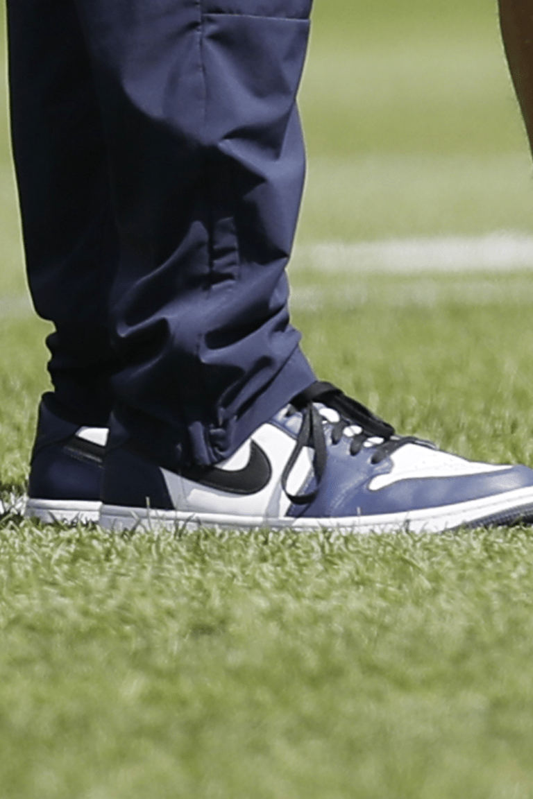 Chicago Bears Receive Air Jordan 1s from Manager and Coach – Footwear News