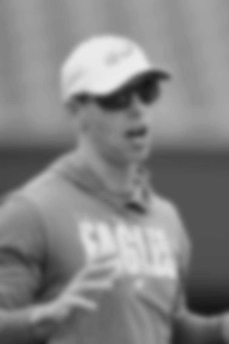 Philadelphia Eagles defensive coordinator Jonathan Gannon, left, talks with linebacker Alex Singleton during NFL football practice at Lincoln Financial Field, Friday, June 4, 2021, in Philadelphia. (Tim Tai/The Philadelphia Inquirer via AP, Pool)