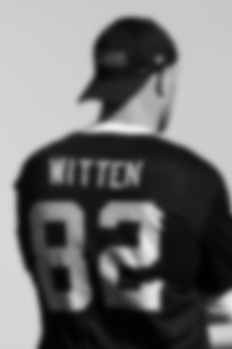 Las Vegas Raiders tight end Jason Witten (82) on the field for a walk through at 2020 Training Camp at Intermountain Healthcare Performance Center, Tuesday, August 4, 2020, in Henderson, Nev.