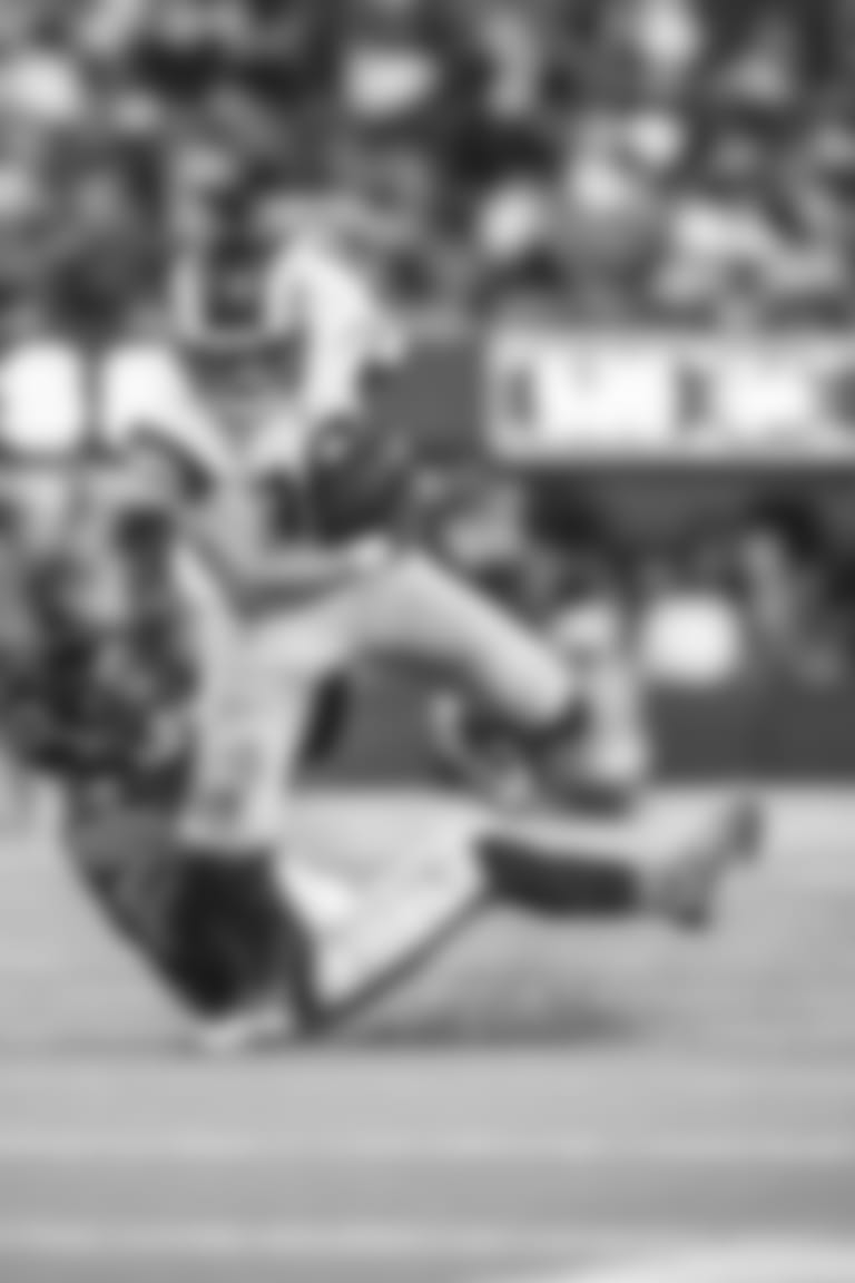 Wide Receiver (10) Cooper Kupp of the Los Angeles Rams catches a pass and runs against the Chicago Bears during the Rams 34-14 victory in an NFL Week 1 game, Sunday, September 12, 2021, in Inglewood, Calif. (Jeff Lewis/LA Rams)