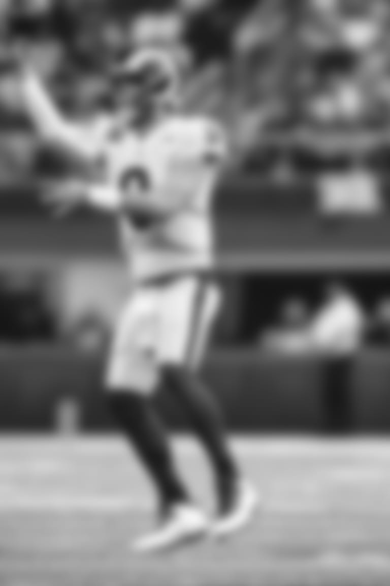 The Los Angeles Rams take on the Minnesota Vikings during Week 16 of the 2021 regular season.