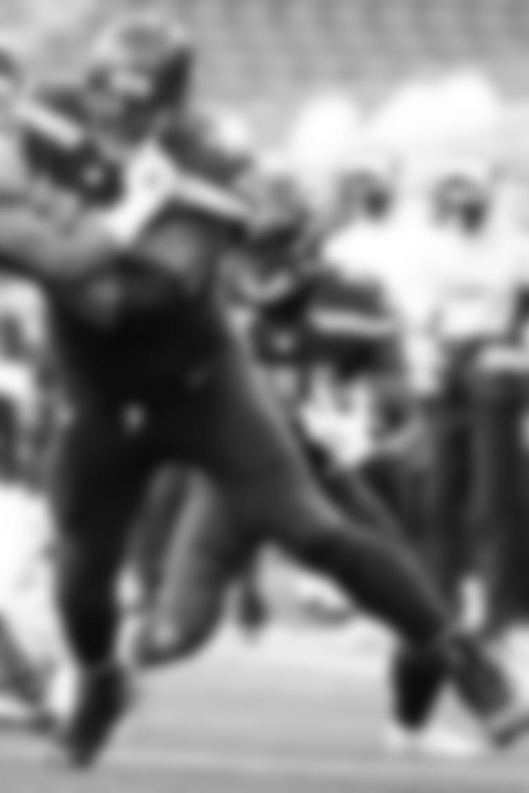 Seahawks left tackle Duane Brown uses his 130 lb weight advantage to block 49ers defensive back K’Wuan Williams as receiver DK Metcalf looks for yardage behind him.