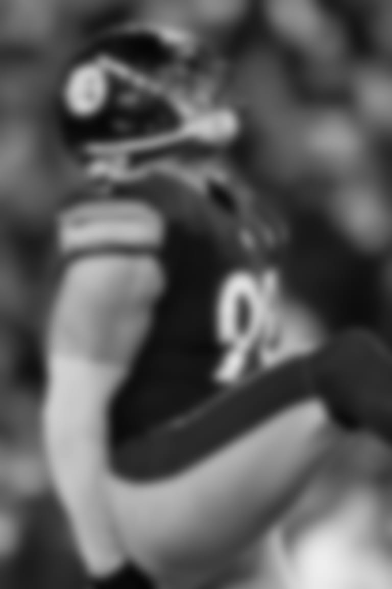 Parallax_2560x975_Sack_Watt_TJ_celebration_001