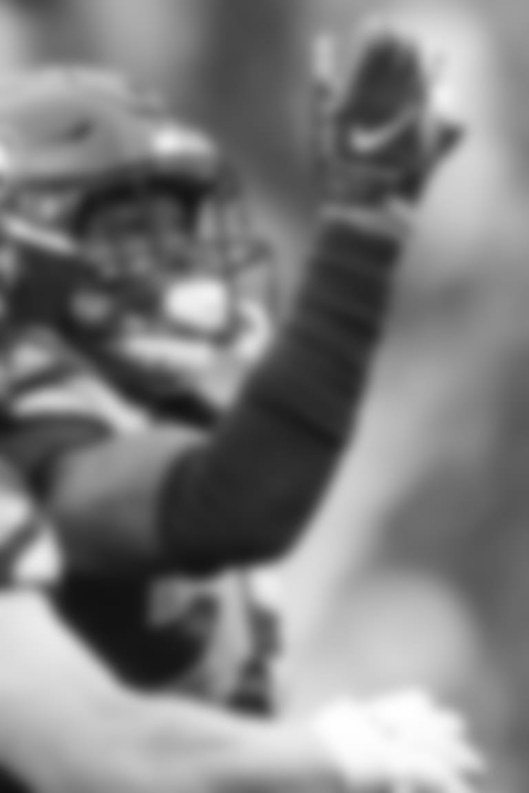 Thorpe shows his wrist bands, representing various cancers, during the Seahawks' Crucial Catch game in 2019.