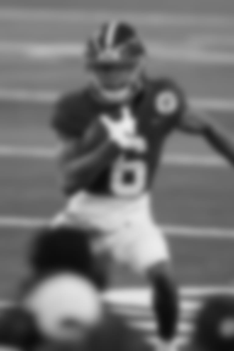 Alabama wide receiver DeVonta Smith advances the ball during the first half of the Rose Bowl NCAA college football game against Notre Dame in Arlington, Texas, Friday, Jan. 1, 2021. (AP Photo/Roger Steinman)