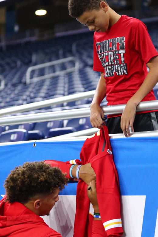 Patrick Mahomes Autographs Young Fan's Jersey Before Game