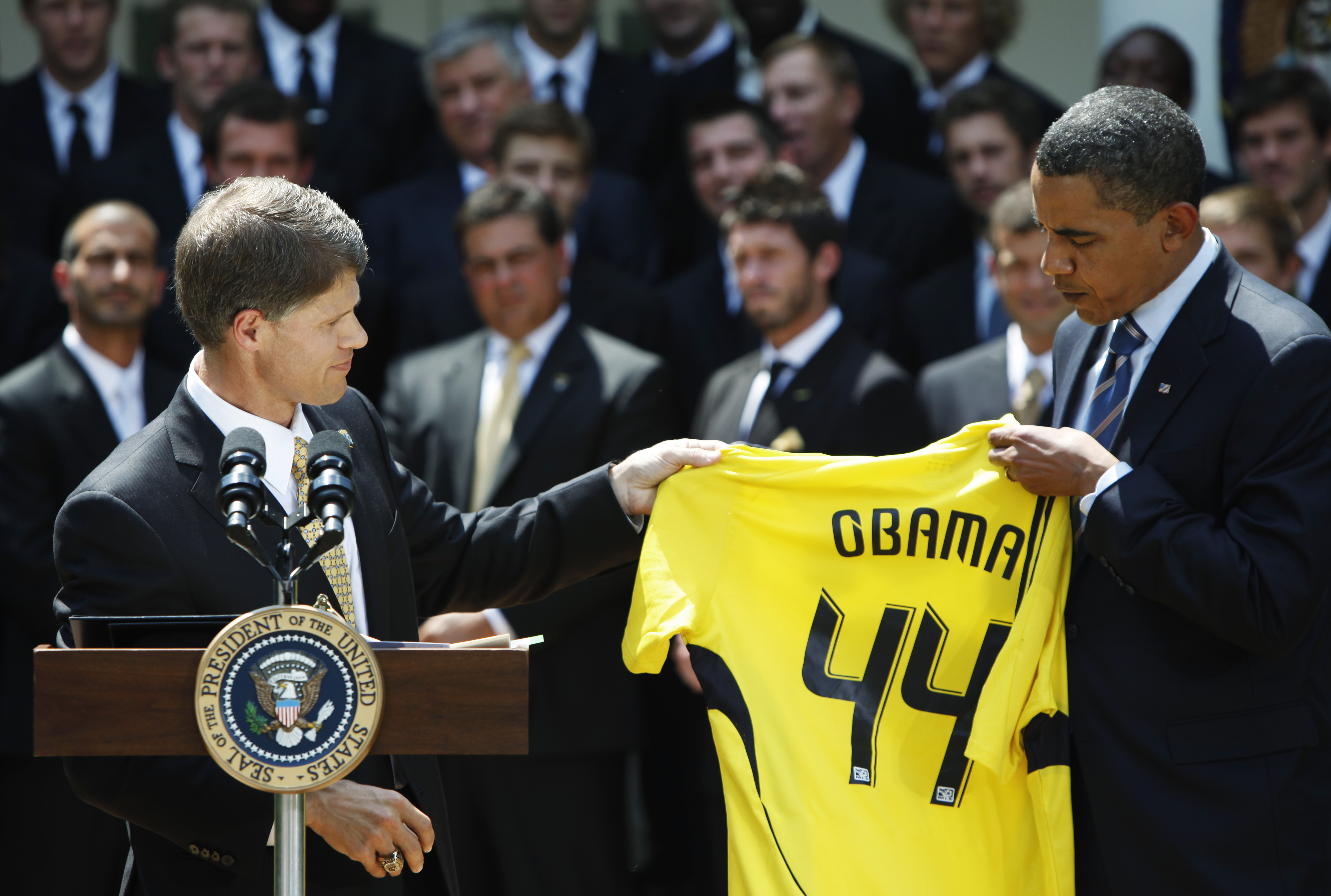 Clark Hunt gifting former President Barack Obama a jersey