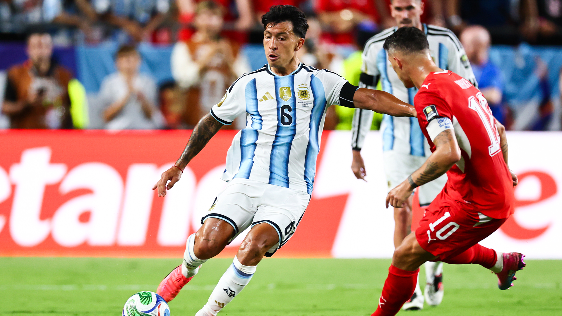 Lisandro Marínez kicks the ball during the quarterfinal game between Argentina and Switzerland