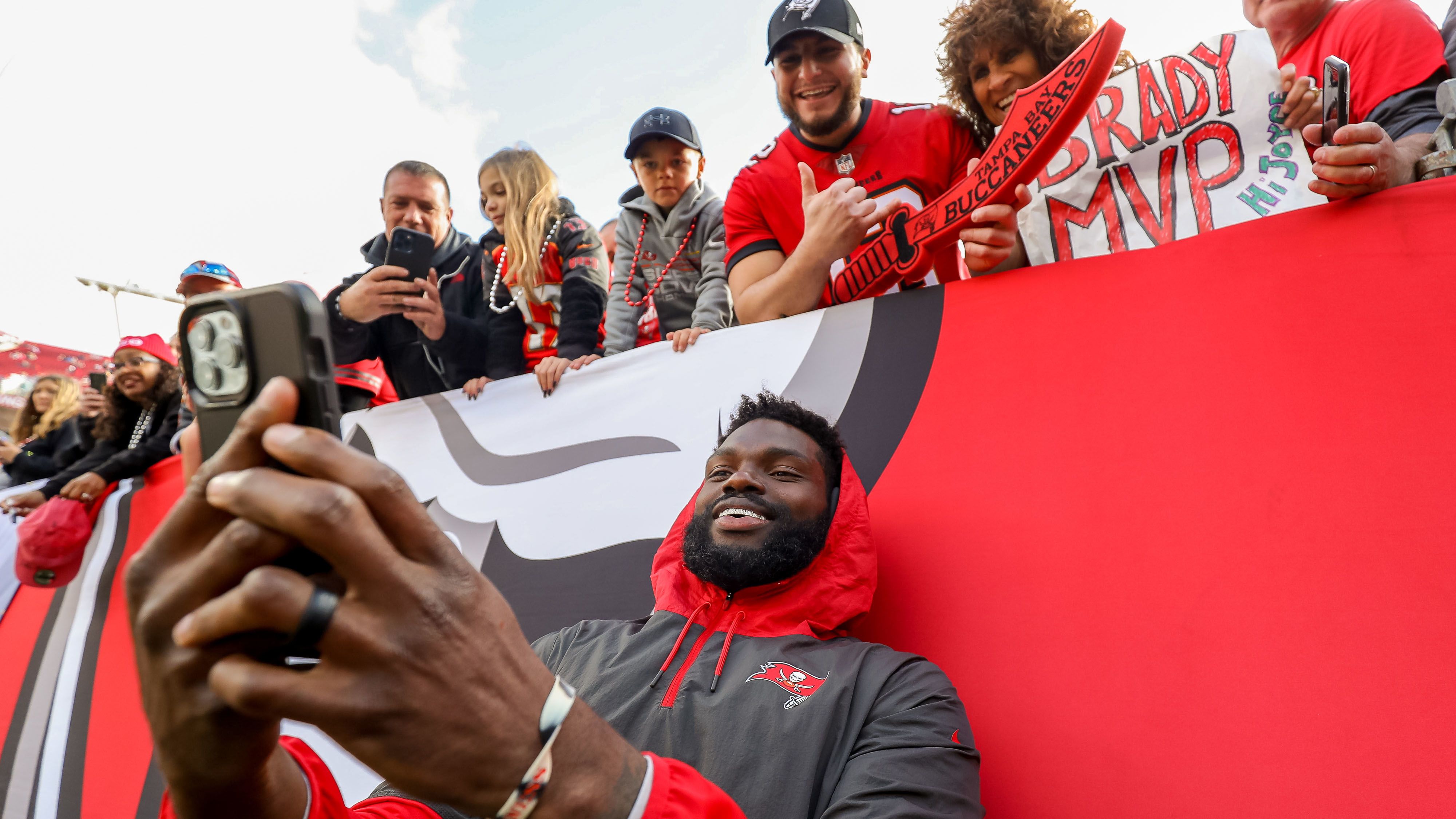 GEKOMMEN, UM ZU BLEIBEN: BUCS STARTEN „KREWE EMBASSY" IN MÜNCHEN