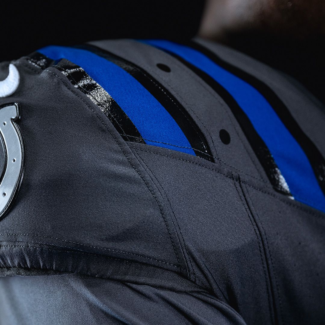 Enhanced Shoulder-Pad Stripe & Grommets