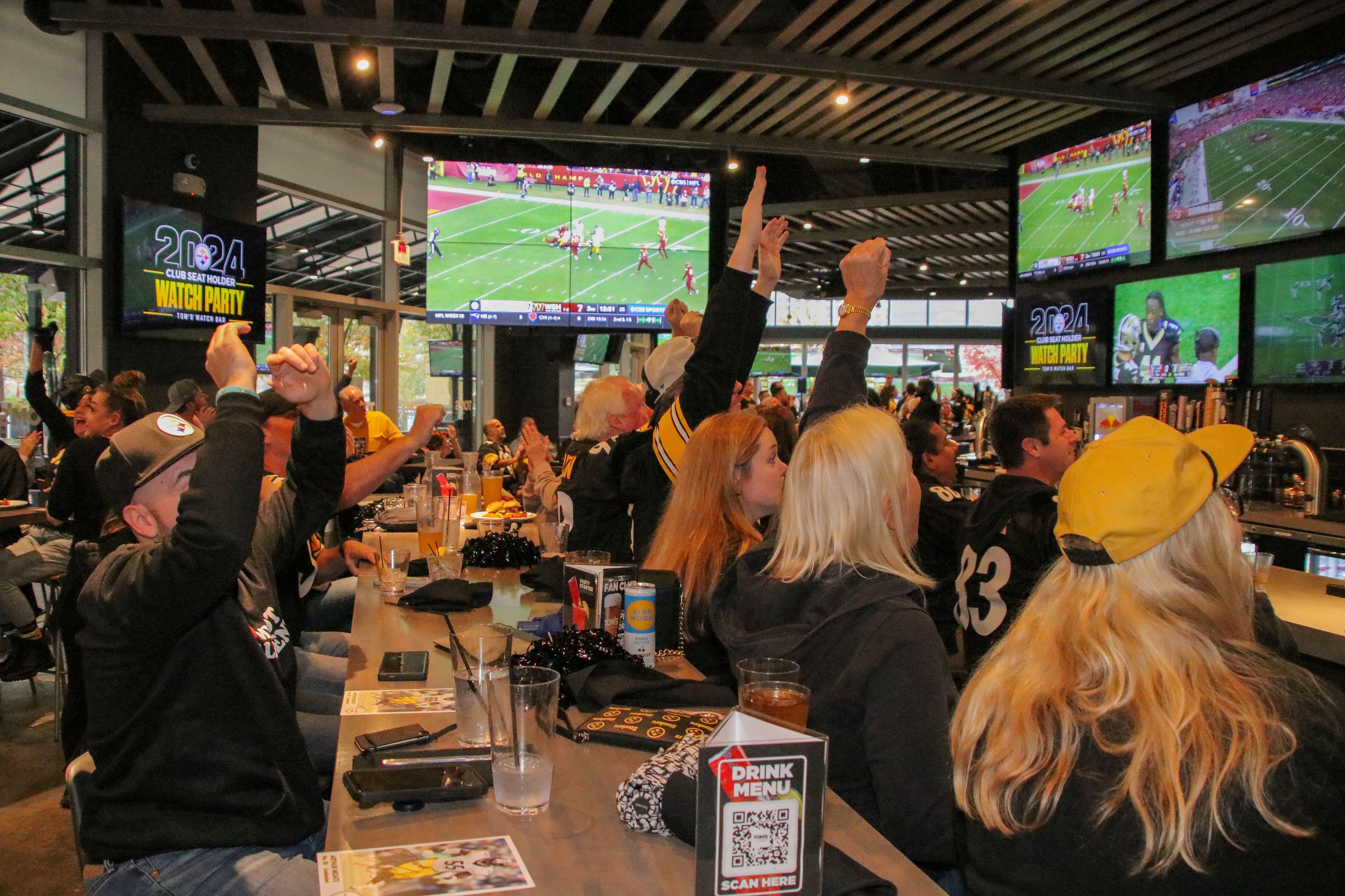 The Steelers host a watch party at Tom’s Watch Bar for club seat holders during the Week 10 matchup against the Washington Commanders on Sunday, Nov. 10, 2024. (Brad Oskowski / Pittsburgh Steelers)