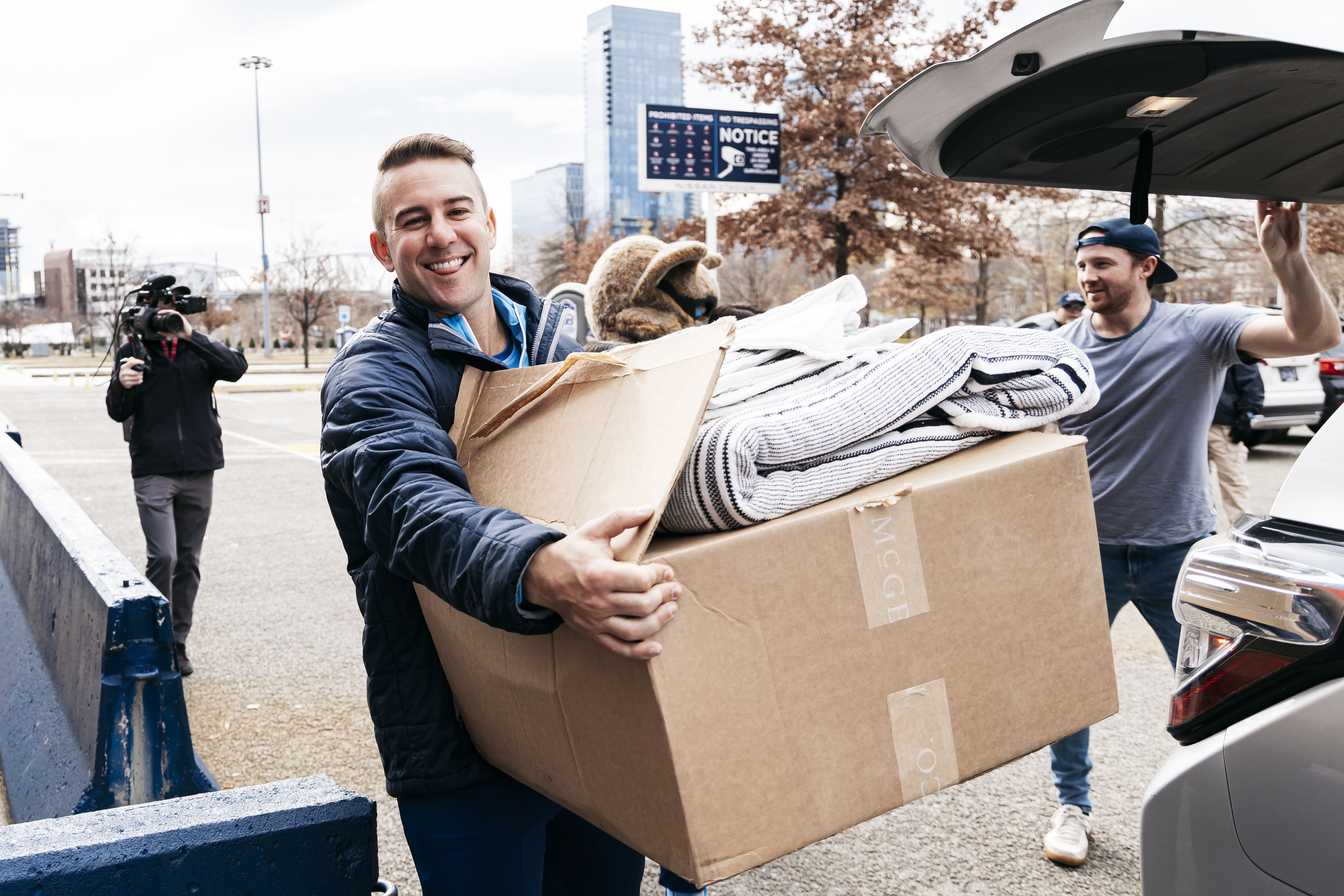 NASHVILLE, TN - December 16, 2023 - Volunteers help out with a women's clothing drive in partnership with DeAndre Hopkins, ONE Community and his mother's nonprofit SMOOOTH to raise awareness for Domestic Violence in Nashville, TN. Photo By Emily Starkey/Tennessee Titans