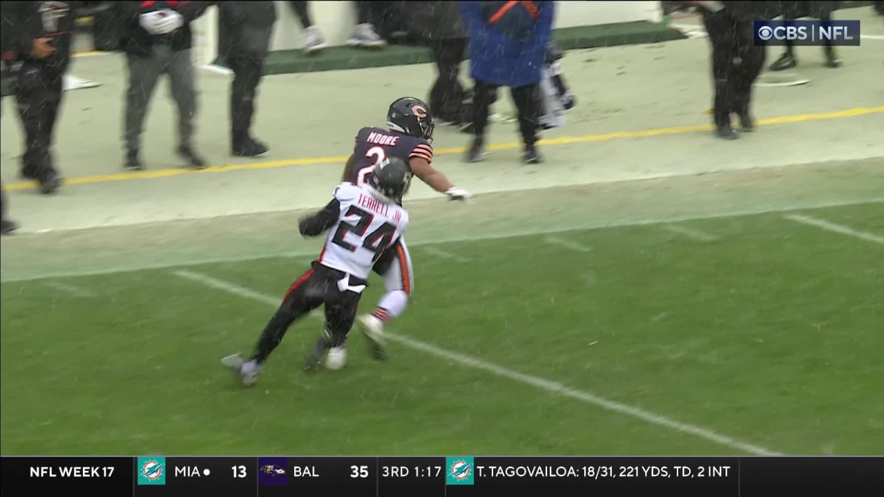 HIGHLIGHT: DJ Moore Uses Stiff Arm For 23-yard Gain Over Middle