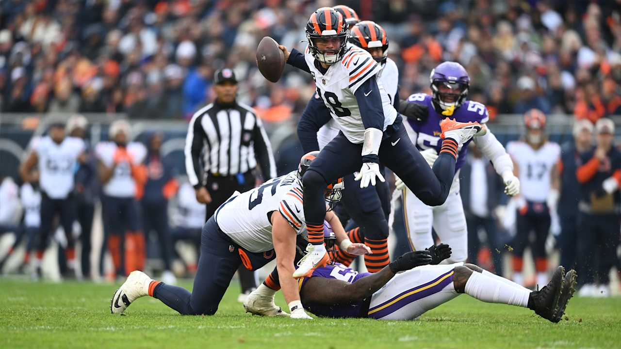 HIGHLIGHT: Caleb Williams' hurdle sparks chain-moving run on fourth down