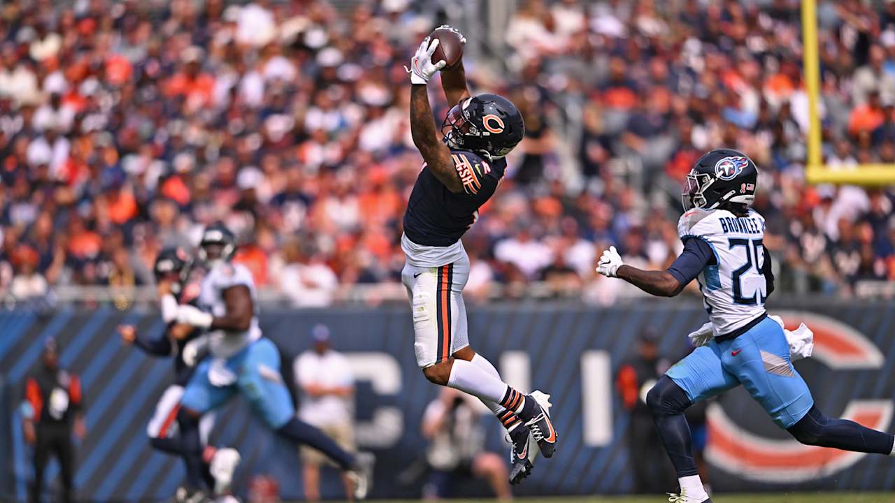 HIGHLIGHT: Caleb Williams sprints out to his right before delivering ...