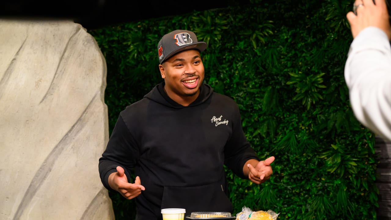 Bengals Rookies Try Cincinnati Chili for the First Time