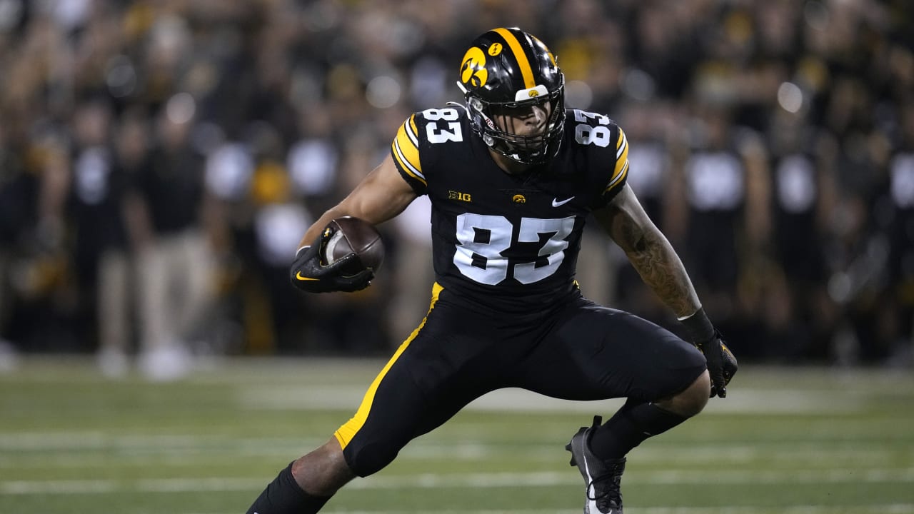 Die Bengals wählten Iowa TE und das Lokalprodukt Erick All in der vierten Runde des NFL Draft;  TCU CB Josh Newton wurde in der fünften Runde gedraftet