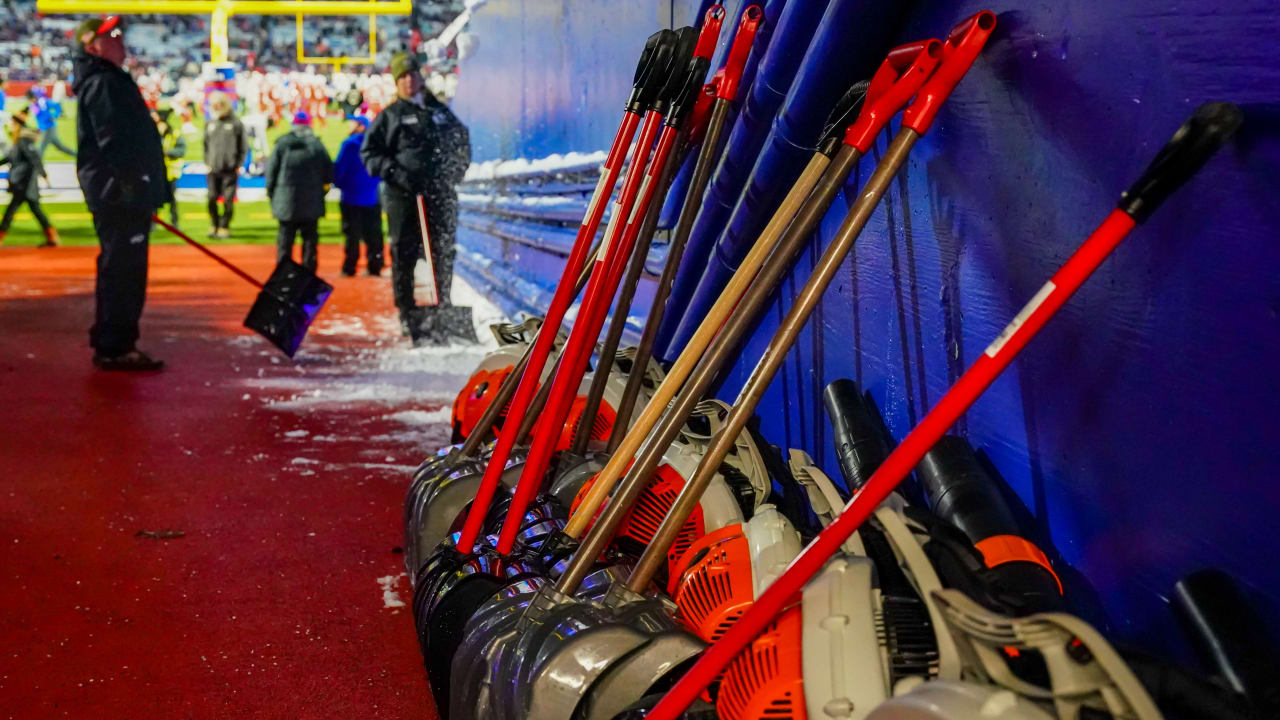 Sneeuwscheppen zijn nodig in het Highmark Stadium voor het spel Wild Card vs. Steelers