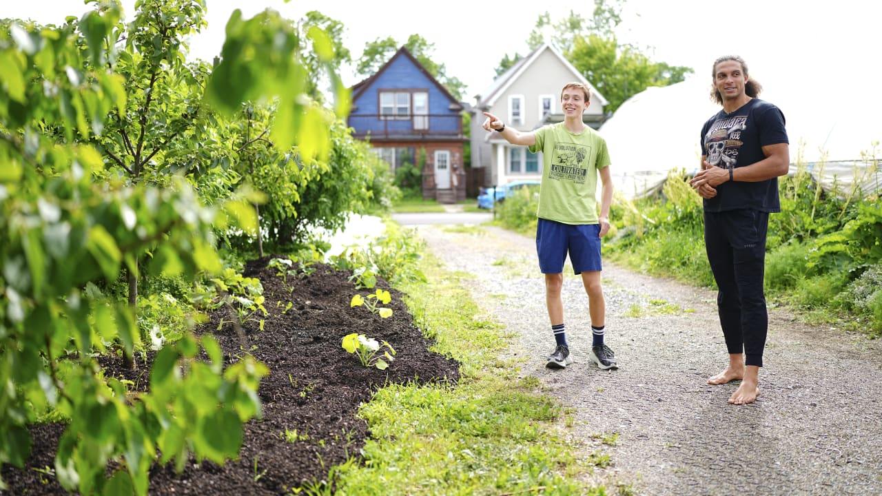 Mack Hollins presents $50,000 grant to non-profit urban farm