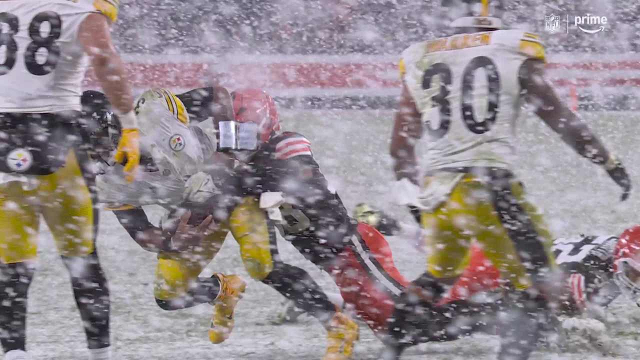 Jordan Hicks comes sprinting through the snow for a sack Steelers vs