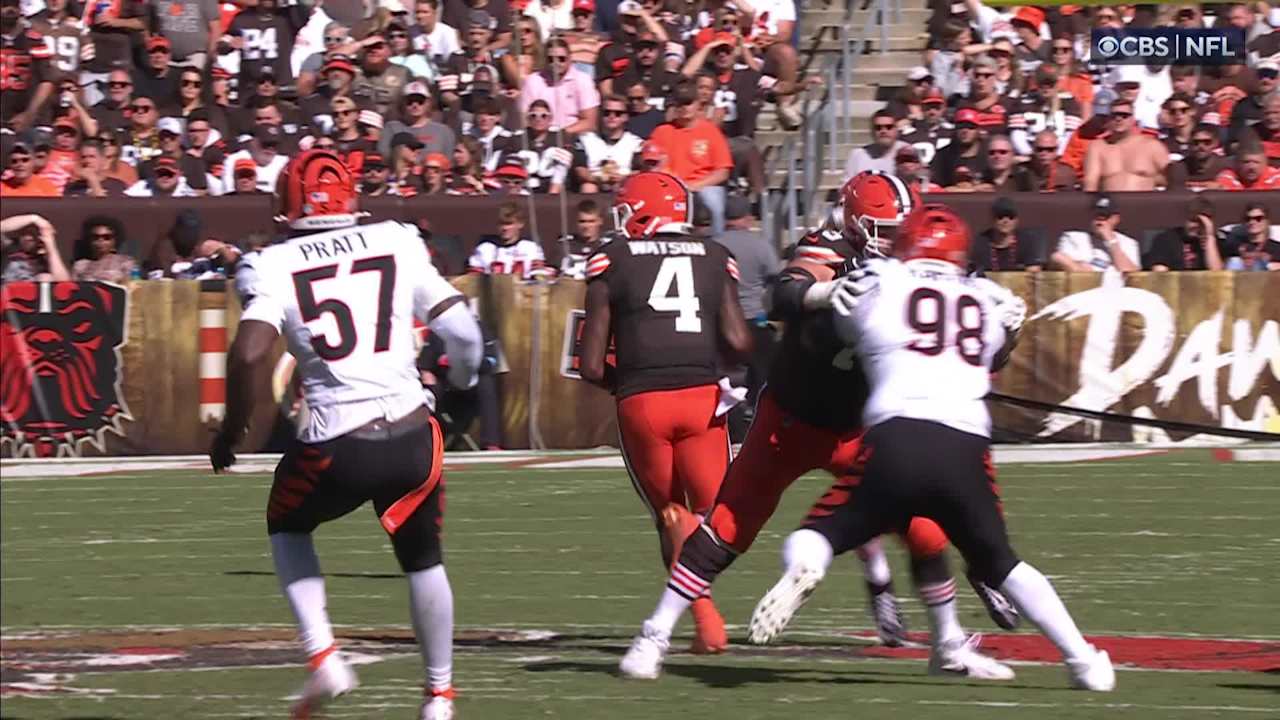 Deshaun Watson dots Atkins on 21yard pickup Bengals vs. Browns Oct