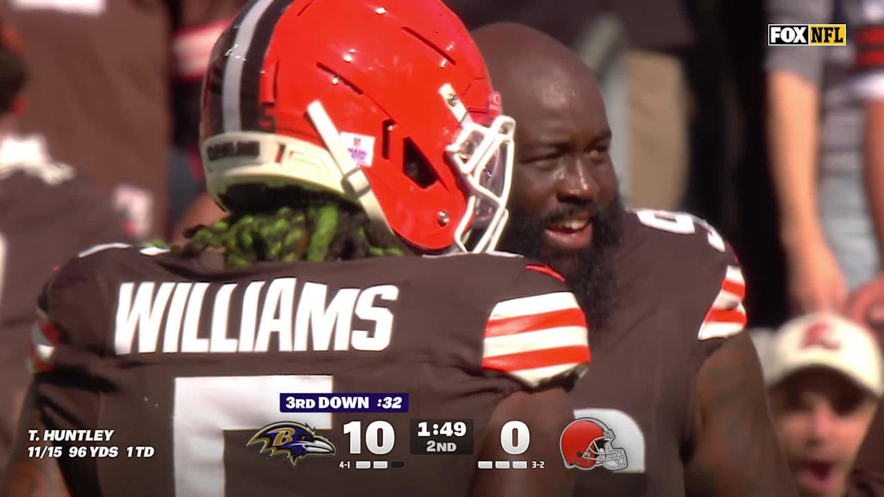 Maliek Collins loses helmet, sacks Tyler Hunter for 8-yard loss