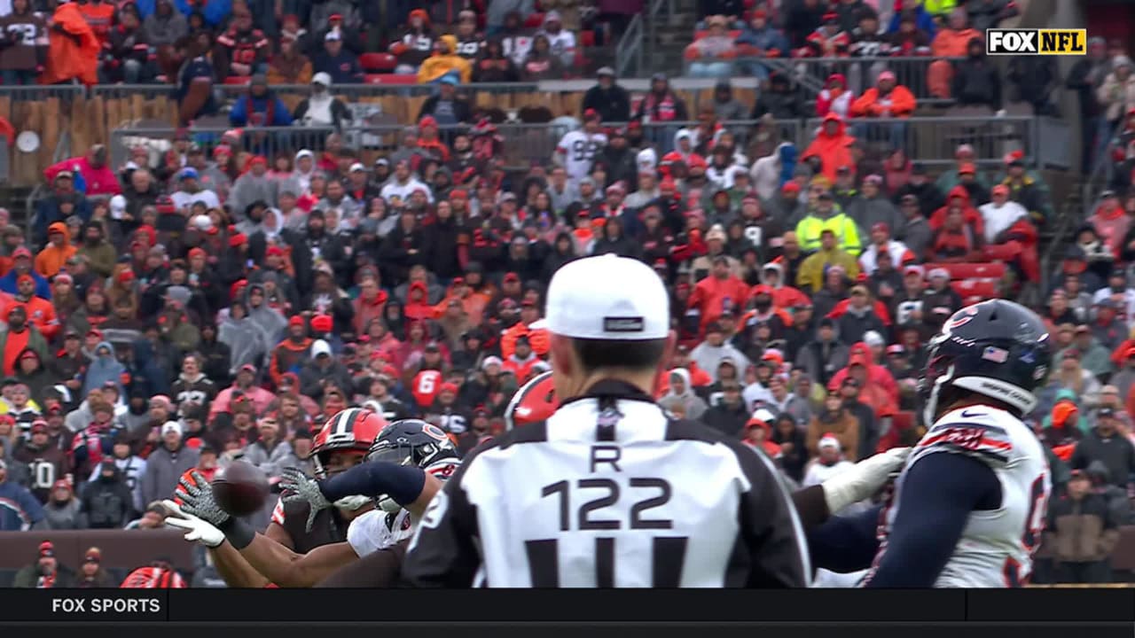 Cedric Tillman hauls in crazy pass through T.J. Edwards' hands