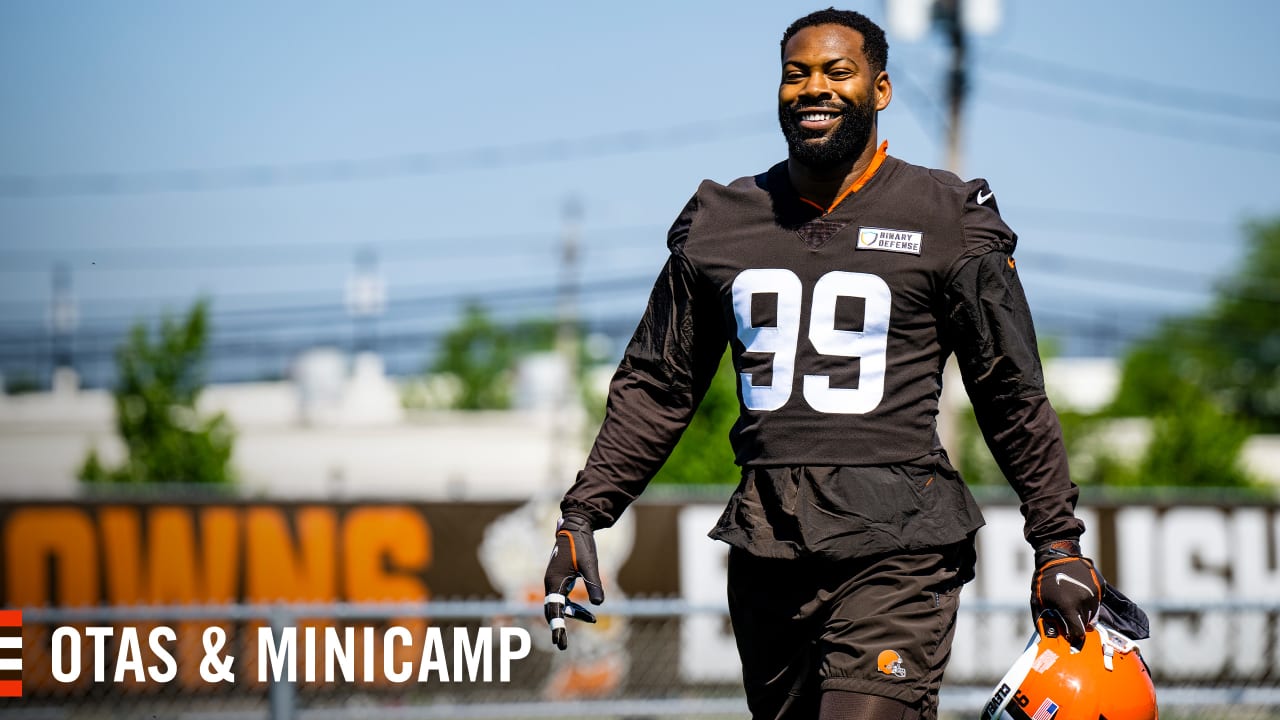 DE Za'Darius Smith talks re-signing with the Browns and potential for ...