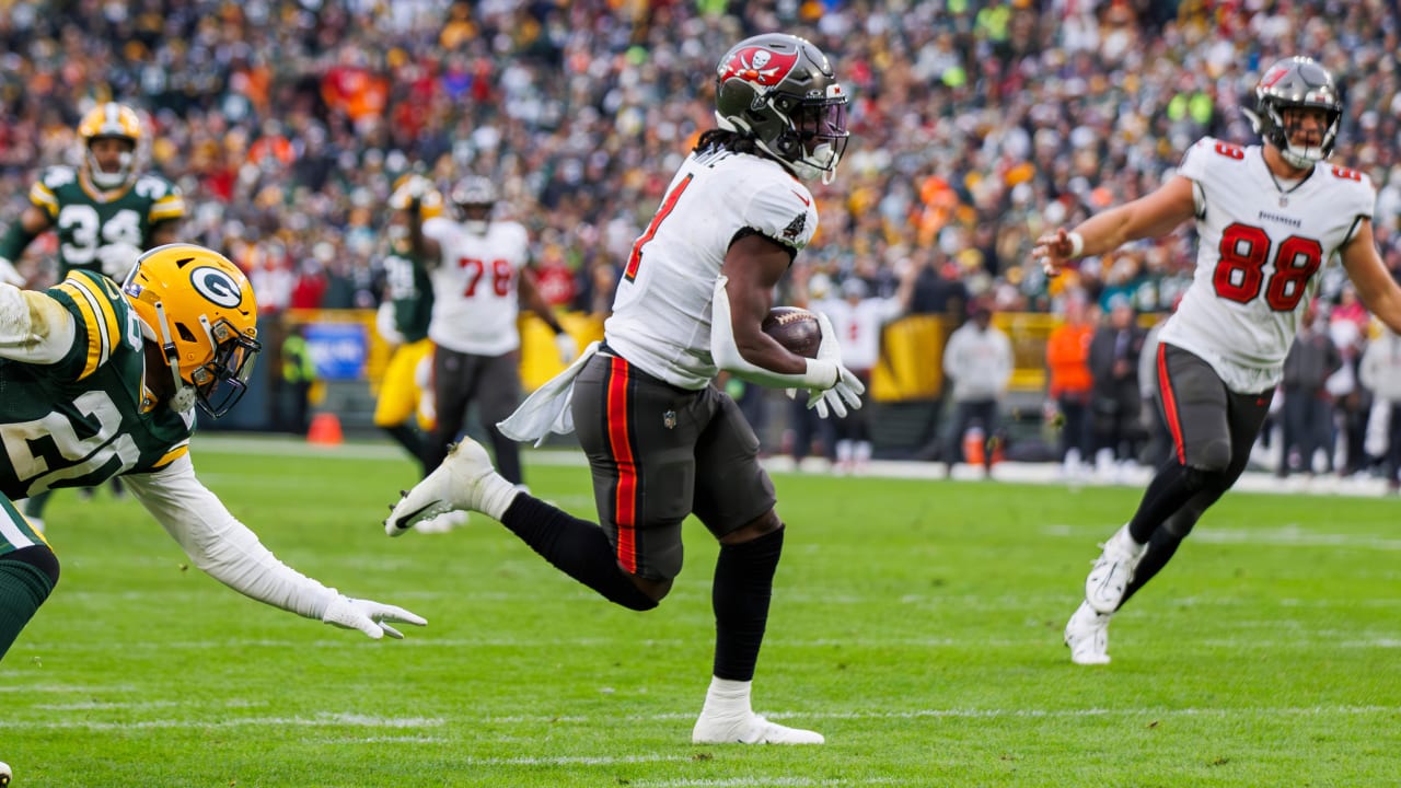 QB Baker Mayfield Finds RB Rachaad White for TD | Highlight