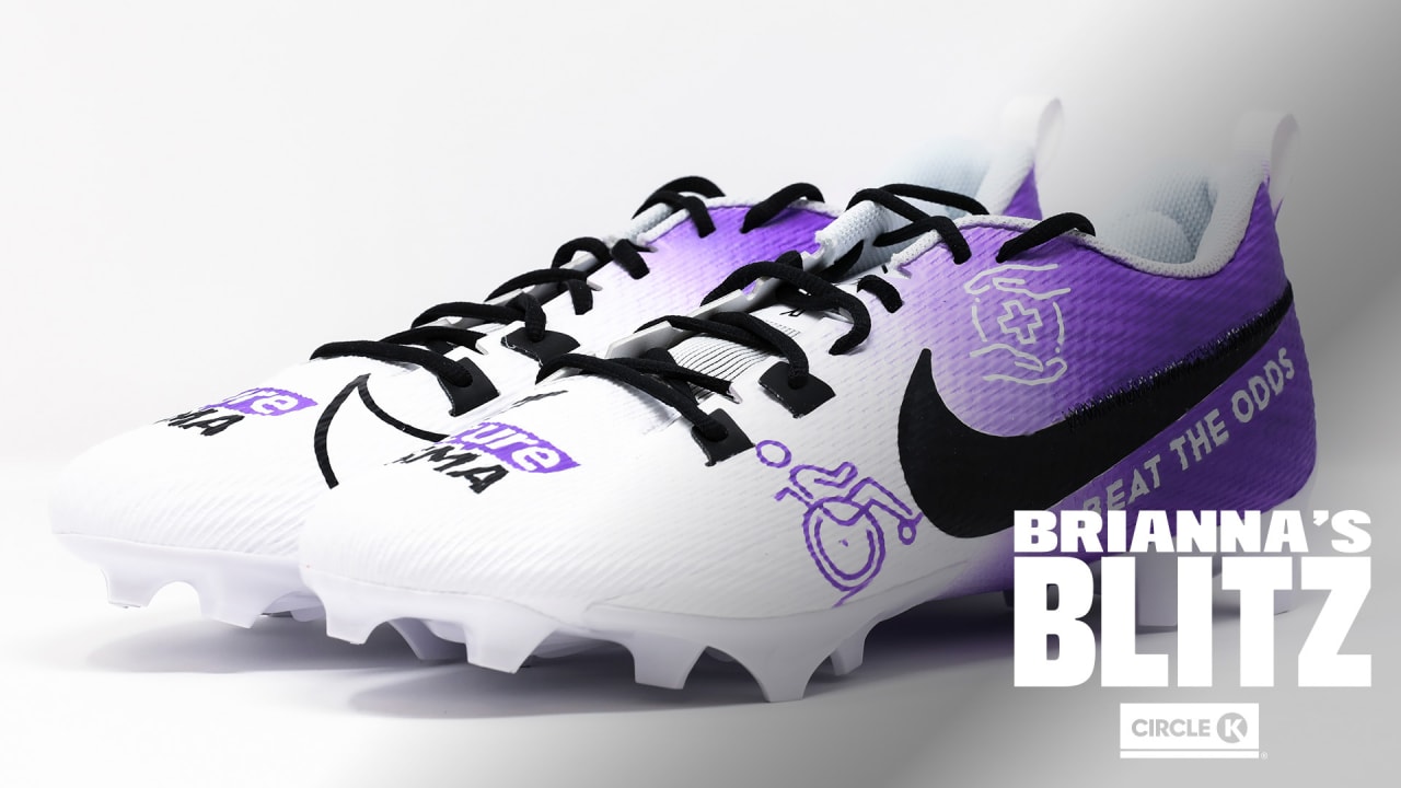 White best sale highlight cleats