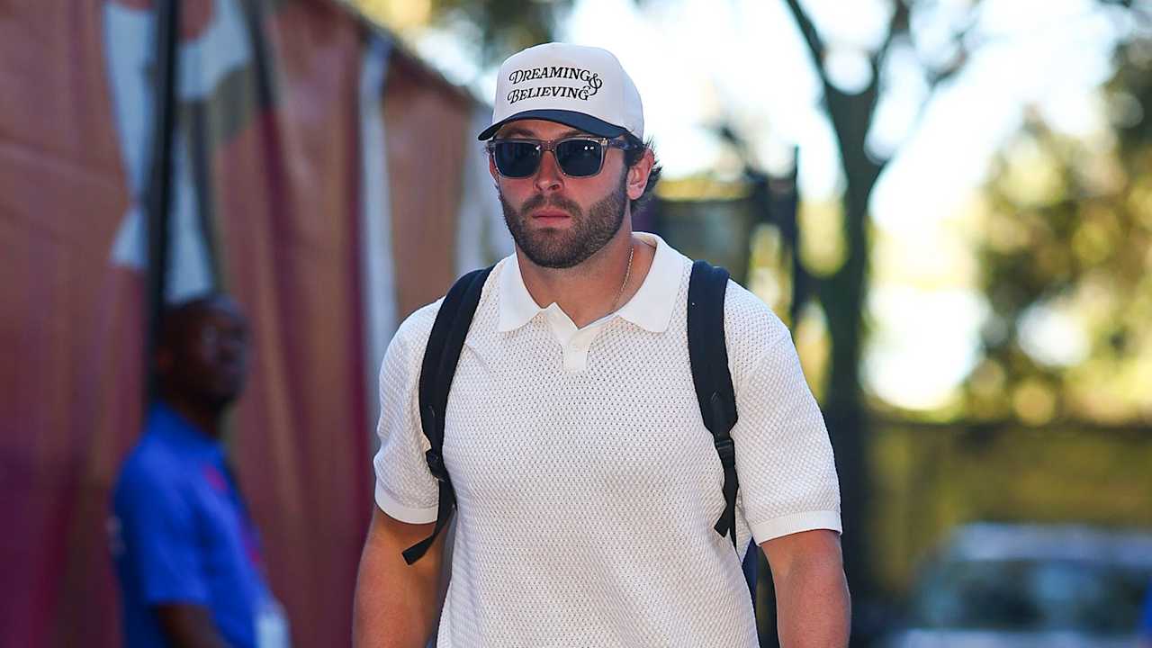 Photos: Bucs Arriving for Game Against the Philadelphia Eagles