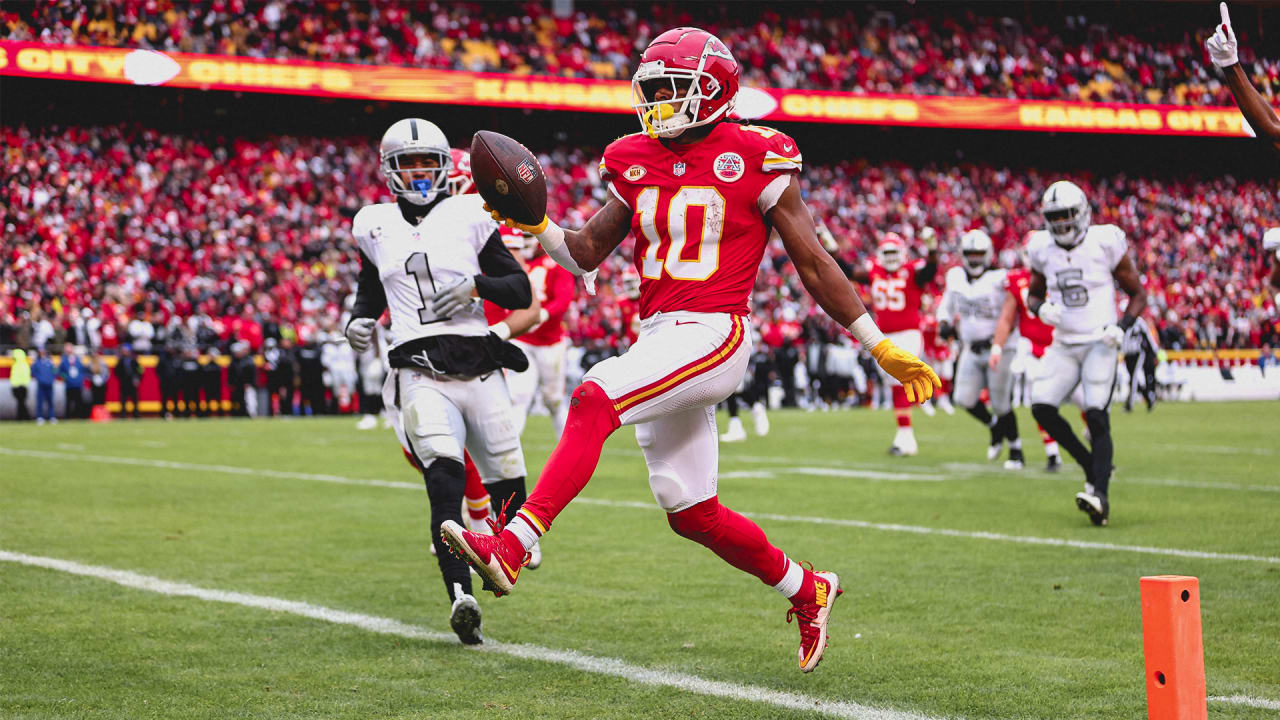 TOUCHDOWN: Kansas City Chiefs running back Isiah Pacheco fakes pitch to quarterback Patrick Mahomes and scores on wildcat touchdown run