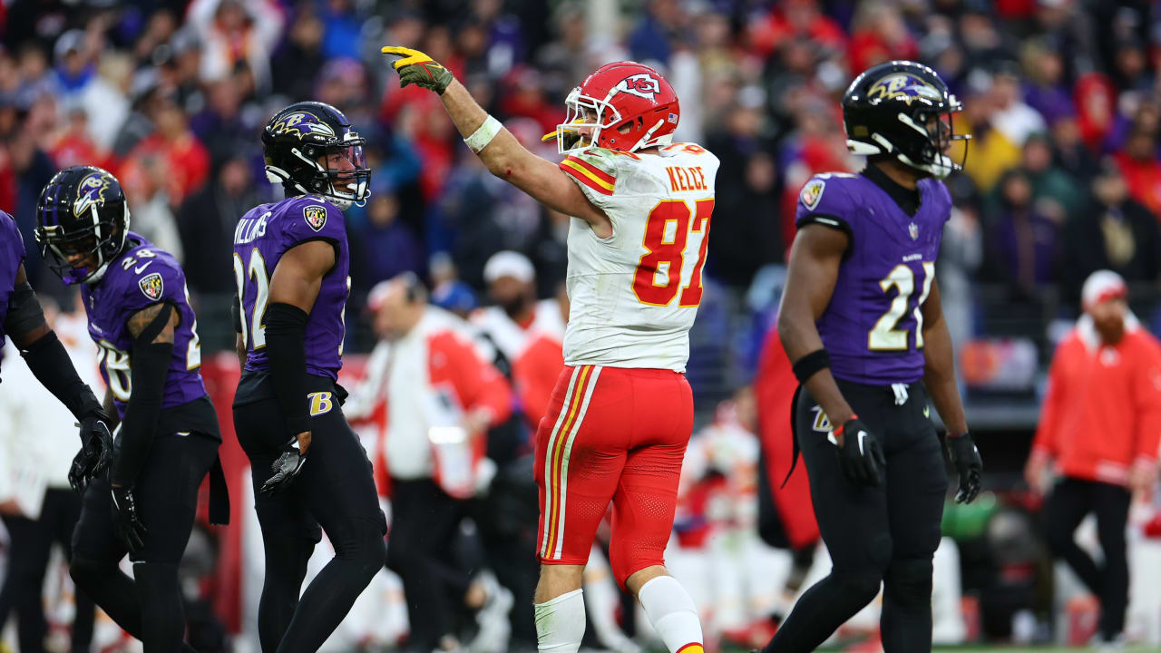 Kansas City Chiefs quarterback Patrick Mahomes and tight end Travis Kelce find a soft spot in the zone for 21-yard pickup