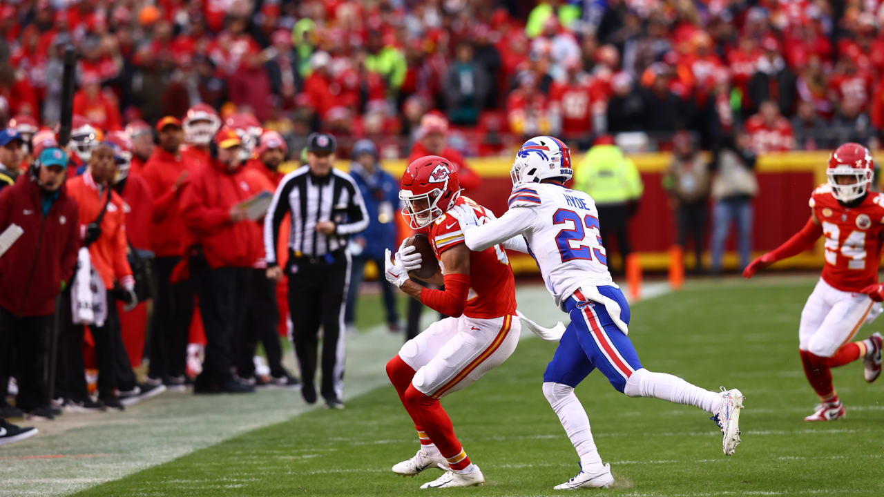 Kansas City Chiefs quarterback Patrick Mahomes slings 18yard strike to