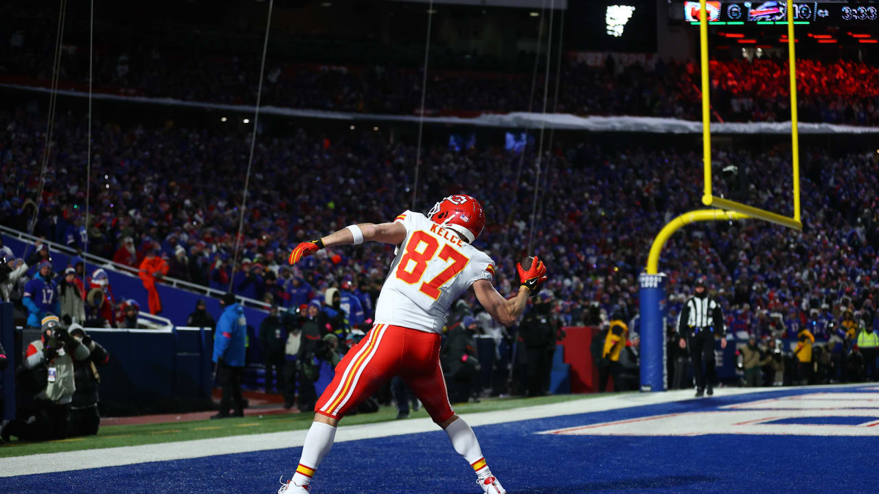 Kansas City Chiefs quarterback Patrick Mahomes finds tight end Travis Kelce wide open for the score