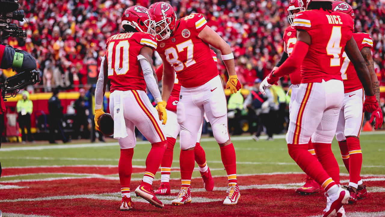 Kansas City Chiefs quarterback Patrick Mahomes finds running back Isiah Pacheco wide open in the end zone on the Chiefs' opening drive