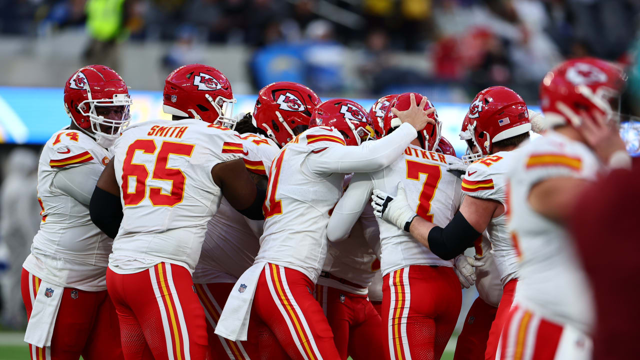 Kansas City Chiefs kicker Harrison Butker hits 41-yard field goal in the final minute to give the Chiefs the lead vs. the Los Angeles Chargers