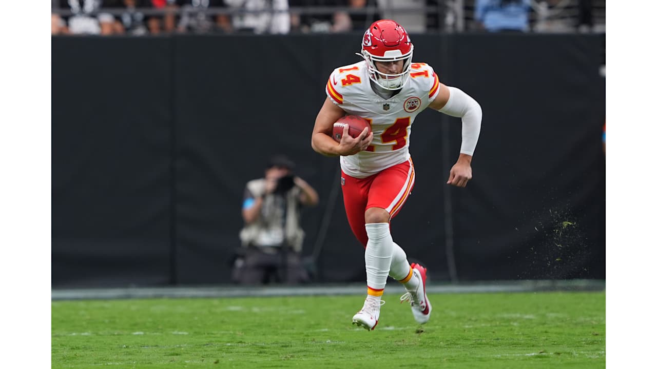 Chiefs vencen a los Raiders 30-27 en un emocionante duelo de la AFC Oeste