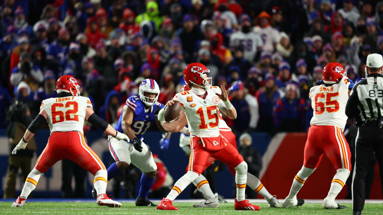 Kansas City Chiefs quarterback Patrick Mahomes throws a 30-yard teardrop to  wide receiver Marquez Valdes-Scantling for a contested snag